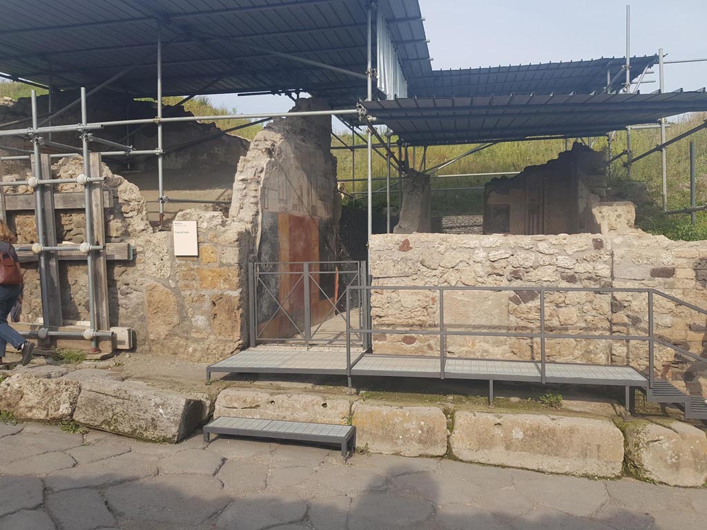V.6.12 Pompeii. October 2022. Looking east to entrance doorway. Photo courtesy of Klaus Heese.