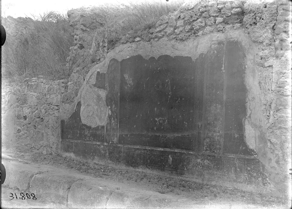 V.6.13 and 12, Pompeii. Geometric zoccolo and red panelled compartments on façade. 
A comparison of the stonework with other photos on this page would seem to place this between V.6.13 and V.6.12. 
DAIR 31.808. Photo © Deutsches Archäologisches Institut, Abteilung Rom, Arkiv. 
According to PPP, this photo was possibly from V.6.7 and V.6.6.
See Bragantini, de Vos, Badoni, 1983. Pitture e Pavimenti di Pompei, Parte 2. Rome: ICCD, p. 104. 
