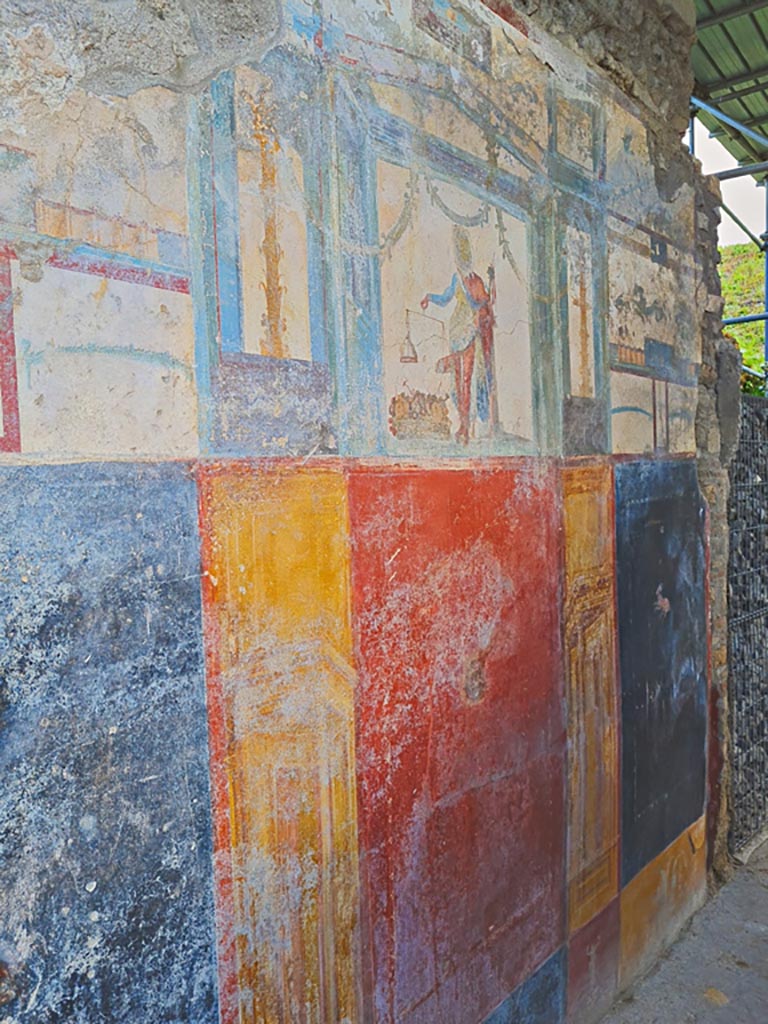 V.6.12 Pompeii. April 2022. North wall of fauces/entrance corridor. Photo courtesy of Giuseppe Ciaramella