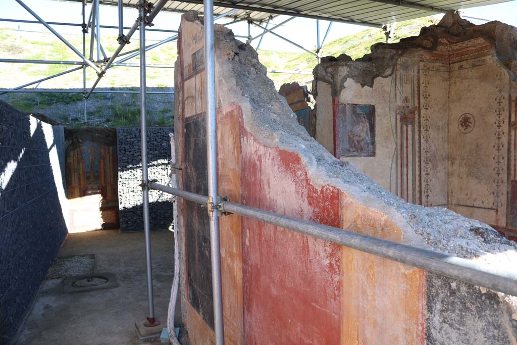 V.6.12 Pompeii. December 2018. 
Looking east along south wall of entrance corridor/fauces, towards atrium. Photo courtesy of Aude Durand
