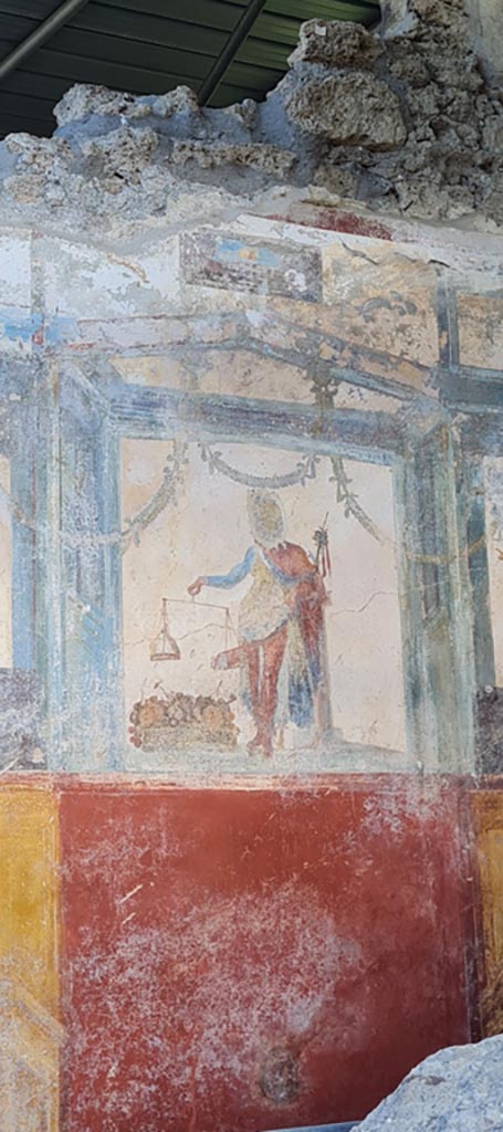 V.6.12, Pompeii. April 2022.
Detail of fresco on north wall of entrance corridor. Photo courtesy of Giuseppe Ciaramella.
