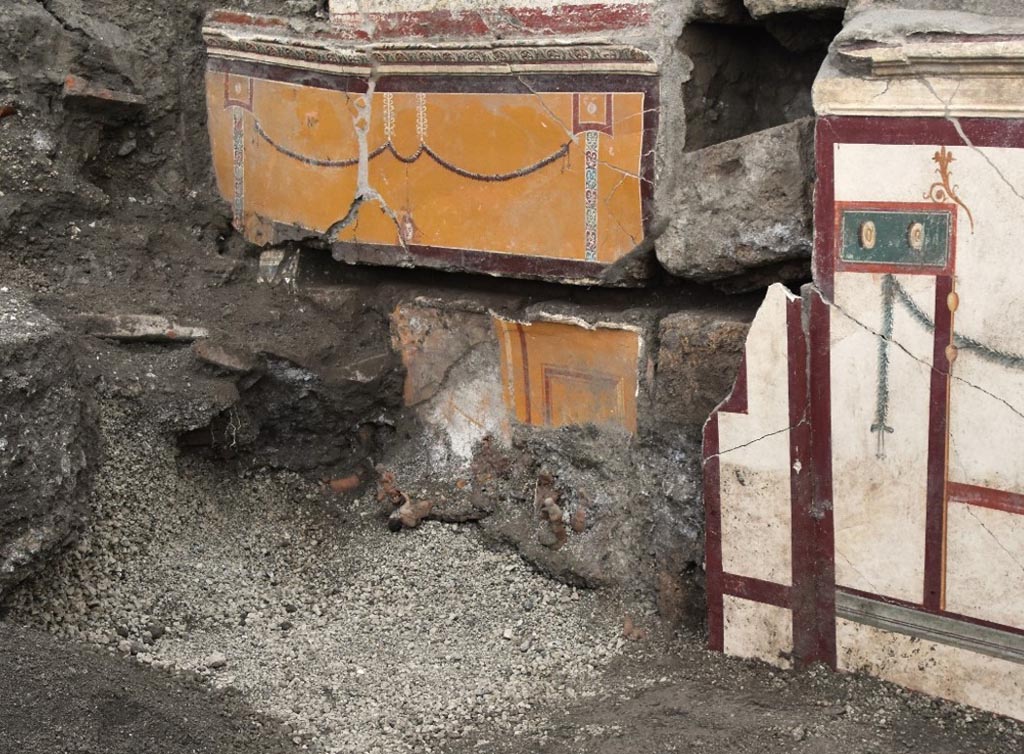 V.6.13 Pompeii. October 2022. 
Looking south-east towards entrance doorway and front façade on south side of entrance doorway. Photo courtesy of Klaus Heese.
