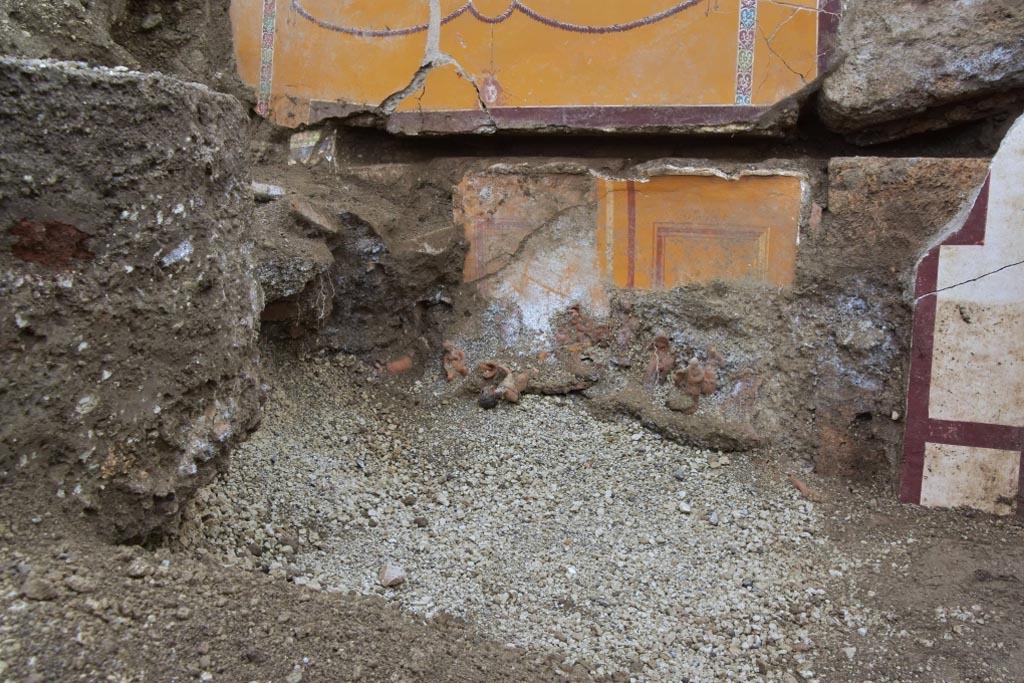 V.6.13 Pompeii. October 2022. 
Looking south-east towards room on south side of entrance doorway, on left. Photo courtesy of Klaus Heese.
