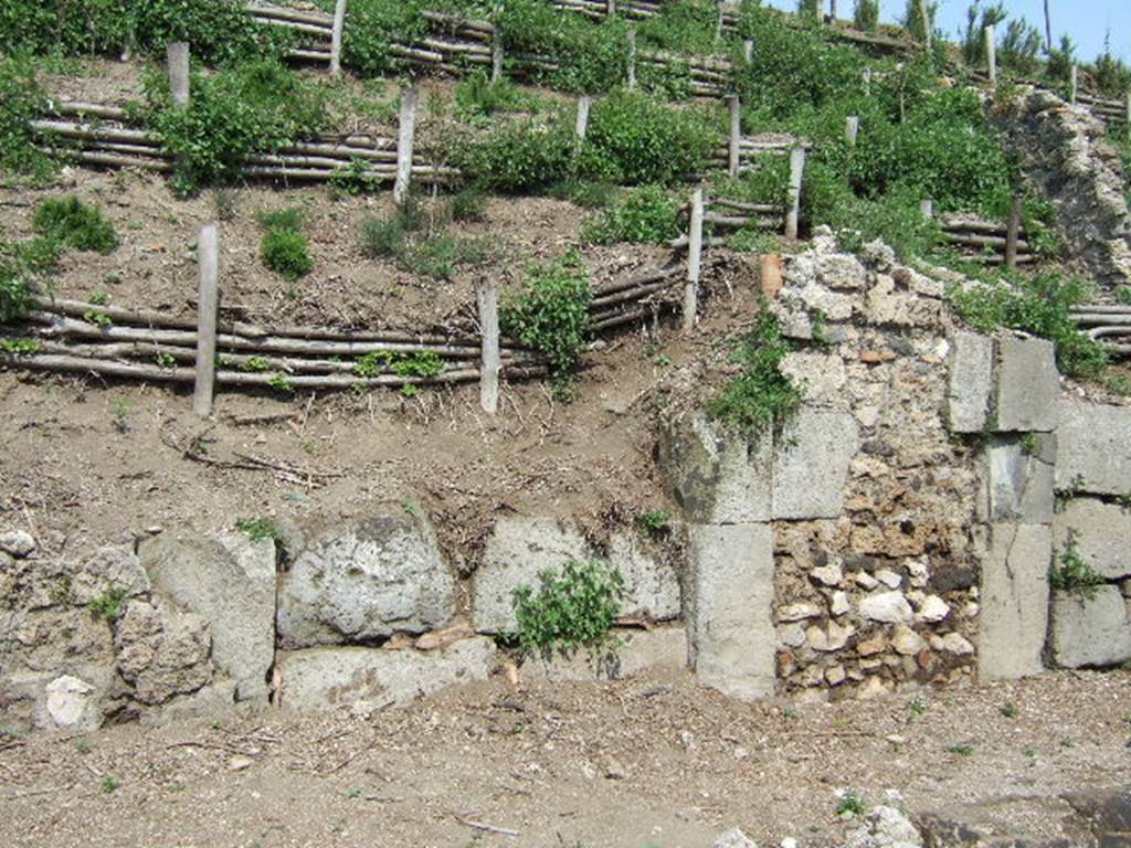 V.6.14 (on left) and V.6.13 Pompeii. May 2006. Entrance doorway, on east side of Via del Vesuvio.