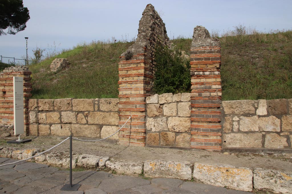 V.6.16, Pompeii, on right. October 2022. 
Looking east on Via del Vesuvio, with V.6.18, on left, and V.6.17, in centre. Photo courtesy of Klaus Heese.
