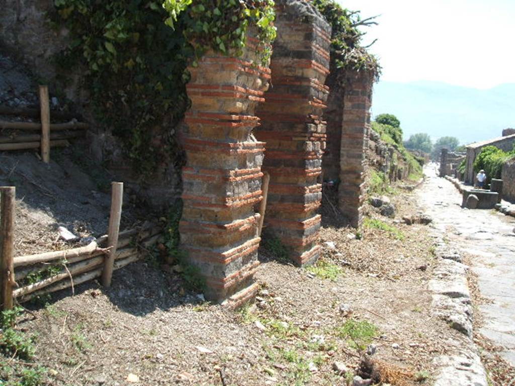 V.6.17 and V.6.16 Pompeii. May 2006. Looking south along Via del Vesuvio.