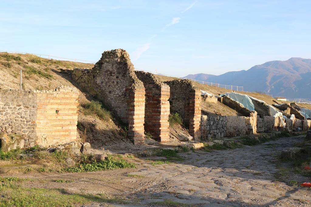 V.6.18, V.6.17 and V.6.16, on east side of Via del Vesuvio. December 2018. 
Looking south-east to entrance doorways. Photo courtesy of Aude Durand

