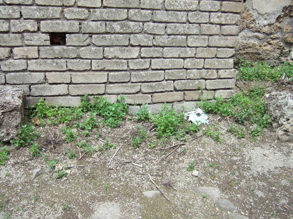 V.7 Pompeii. May 2006. Blocked entrance ramp? or even another entrance.