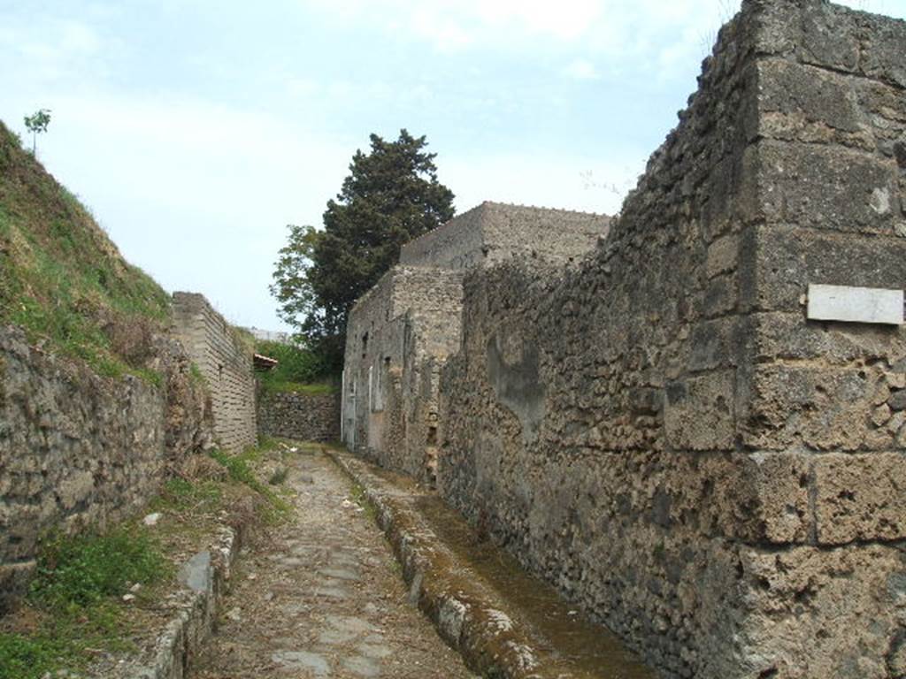 V.7 Pompeii. May 2006. Vicolo delle Nozze d’Argento, looking east from V.2.f