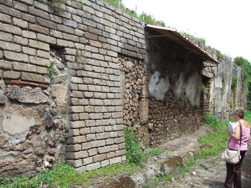 V.7.4 Pompeii. May 2006. Narrow doorway 4 in this area, and V.7.5 near wall with plaster.