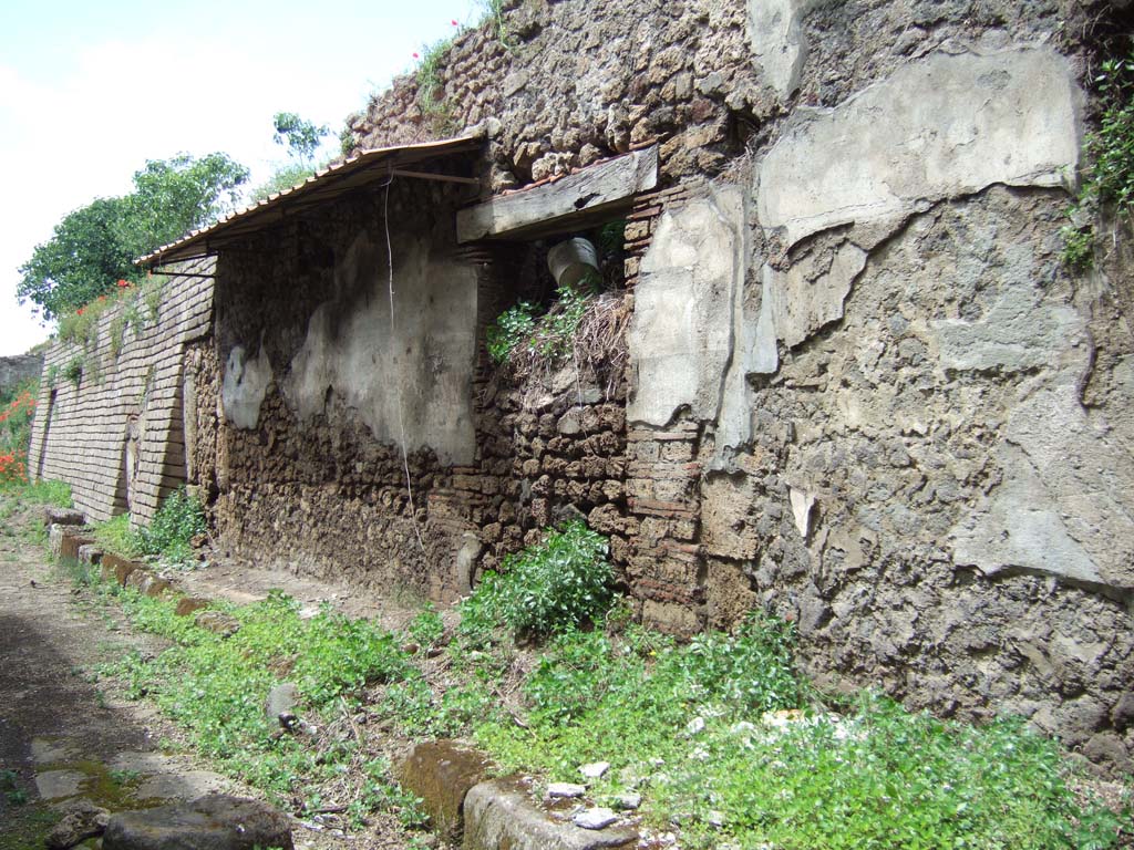 V.7.5 and V.7.6 Pompeii. May 2006. Doorways with wall between that contained graffiti. (see V.7.6).