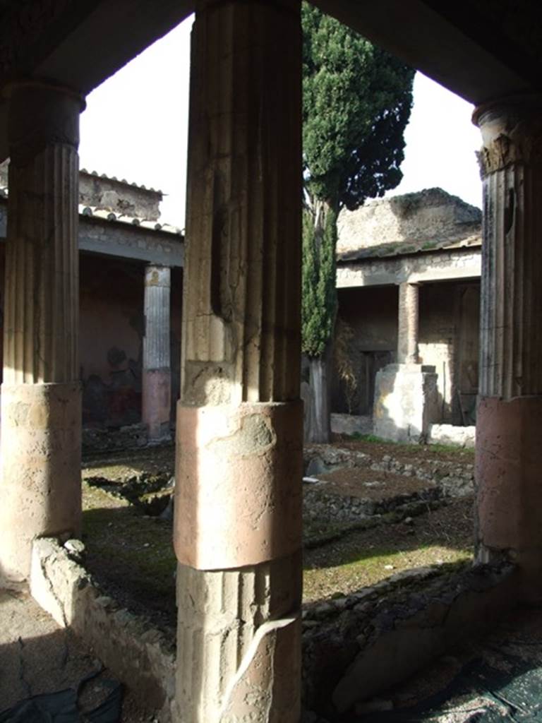 VI.1.7 House of the Vestals.  Looking north west across room 13, the peristyle.