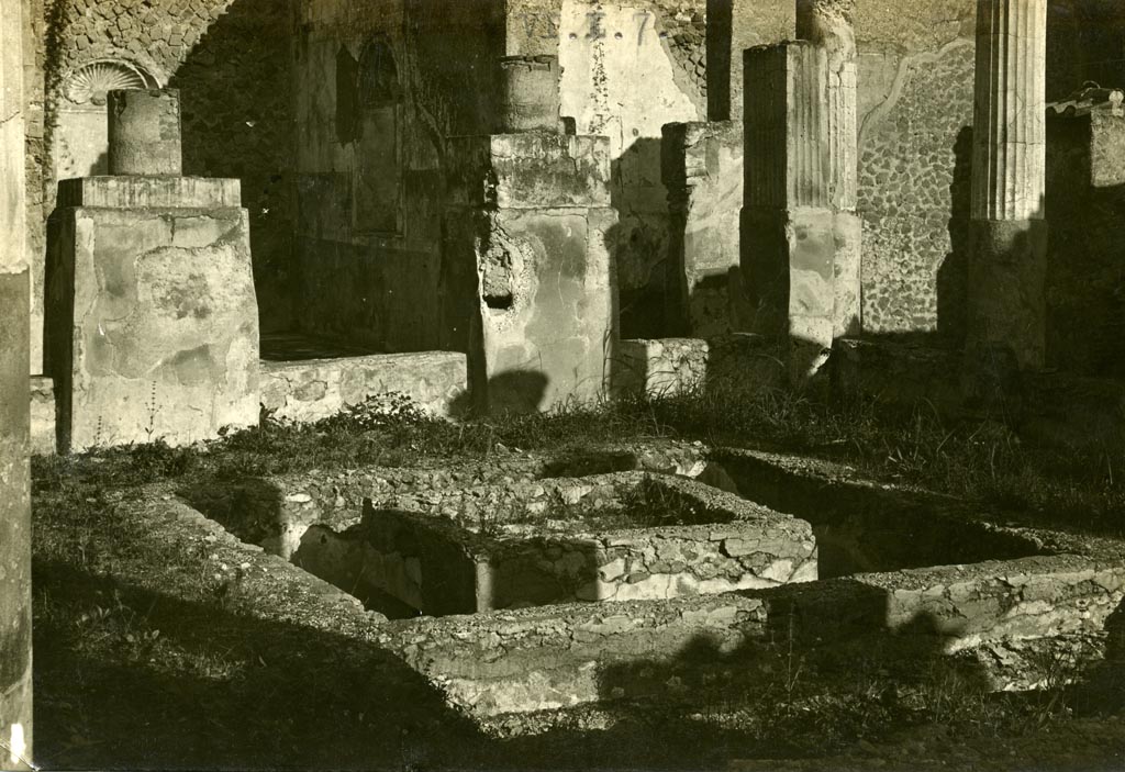 VI.1.6/7 Pompeii. Pre 1937-39. Looking north-east across pools in peristyle.
Photo courtesy of American Academy in Rome, Photographic Archive. Warsher collection no. 1399.
