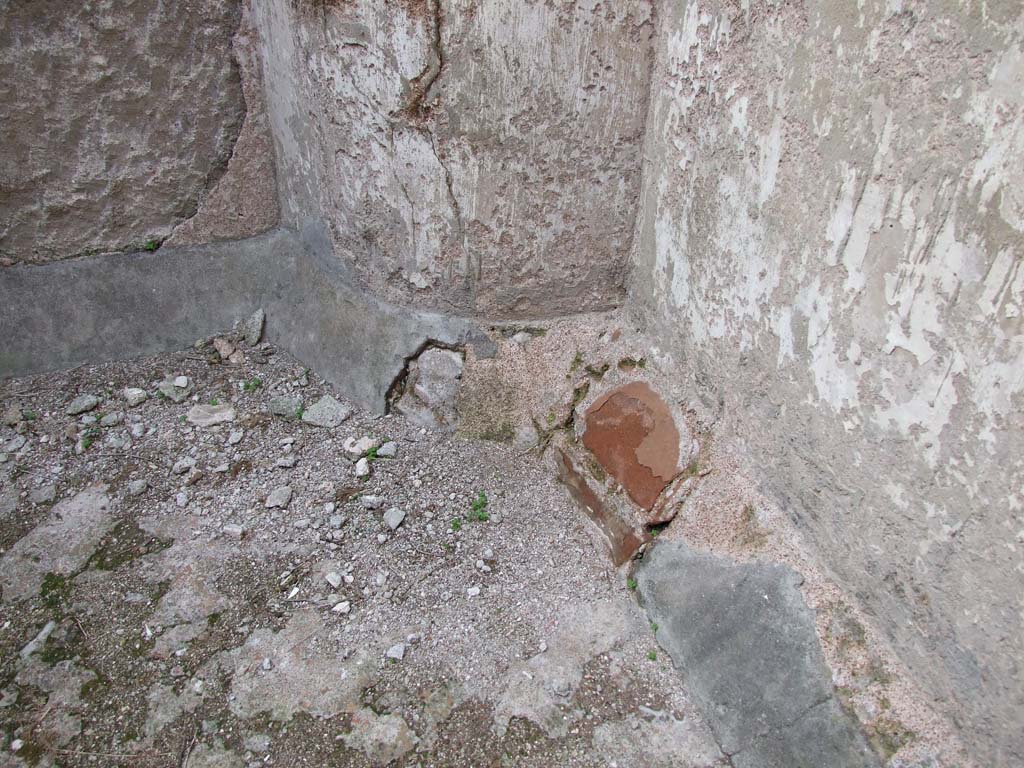 VI.1.7 Pompeii. December 2007. Room 14, north-west corner, looking west.