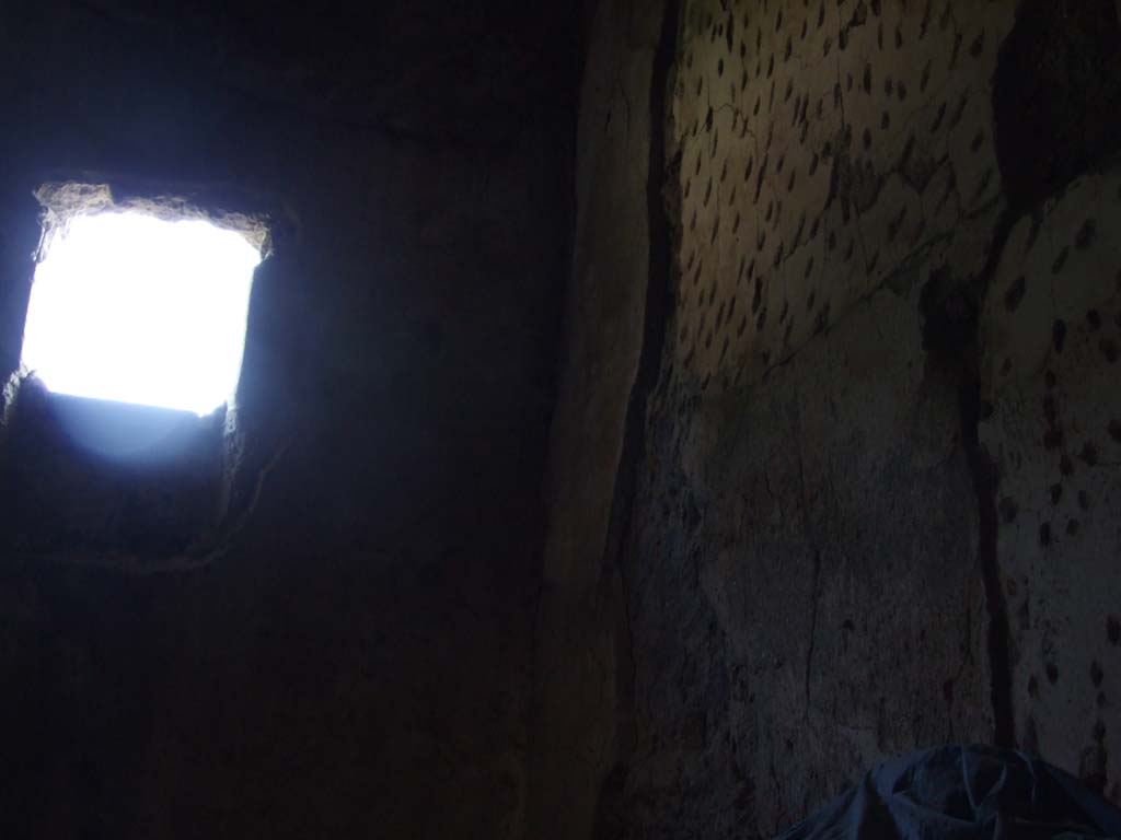 VI.1.7 Pompeii. December 2007. Room 18, east wall with window overlooking Vicolo di Narciso.