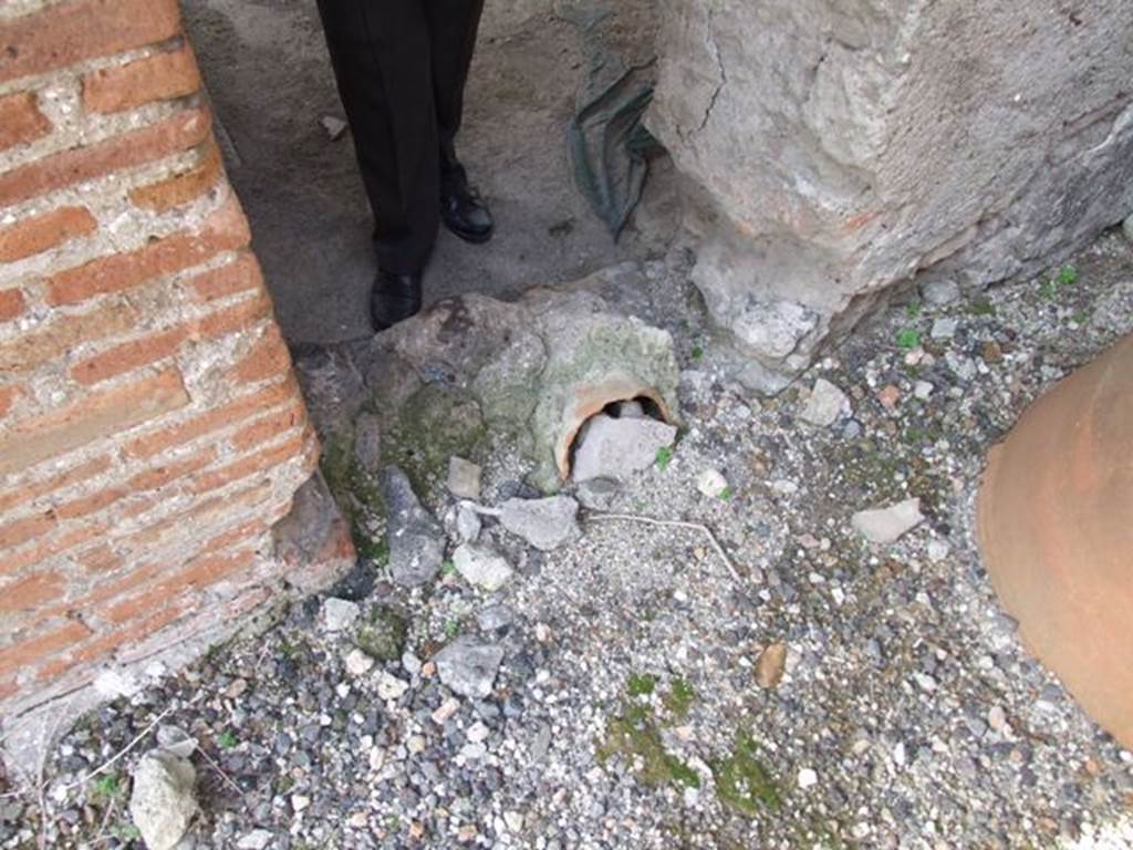 VI.1.7 Pompeii. December 2007. Room 24, looking west through doorway to east portico.