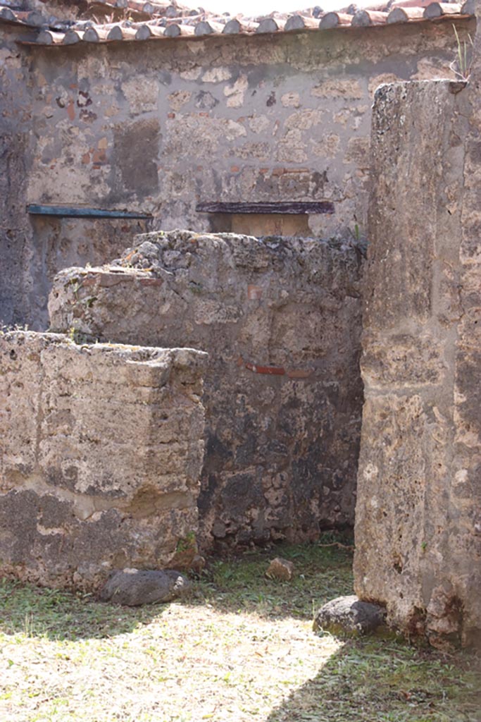 VI.1.10 Pompeii. May 2024. 
Doorway to room 17 on south side of atrium. Photo courtesy of Klaus Heese.
