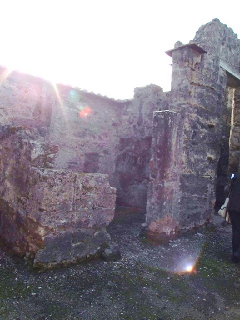 VI.1.10 Pompeii. December 2007. Doorway to room 17, cubiculum on south side of atrium.