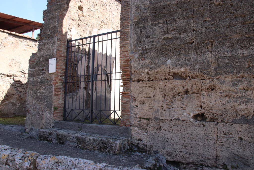 VI.1.10 Pompeii. May 2024. Looking towards entrance doorway and north wall of entrance corridor. Photo courtesy of Klaus Heese.