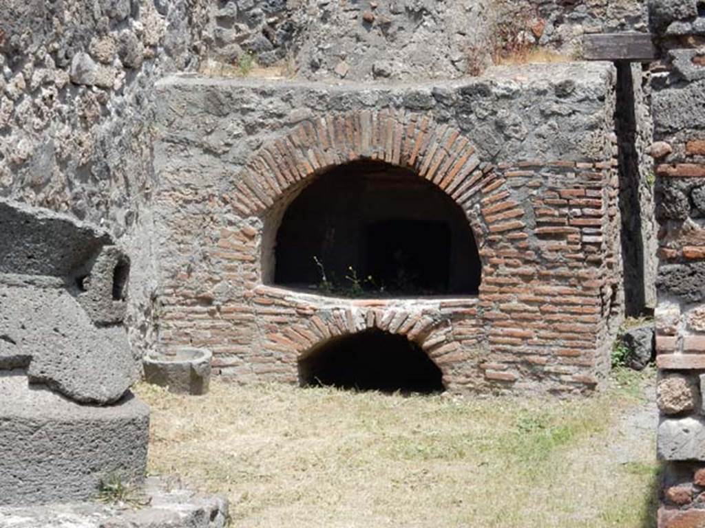 VI.2.6 Pompeii. May 2017. Oven. Photo courtesy of Buzz Ferebee.