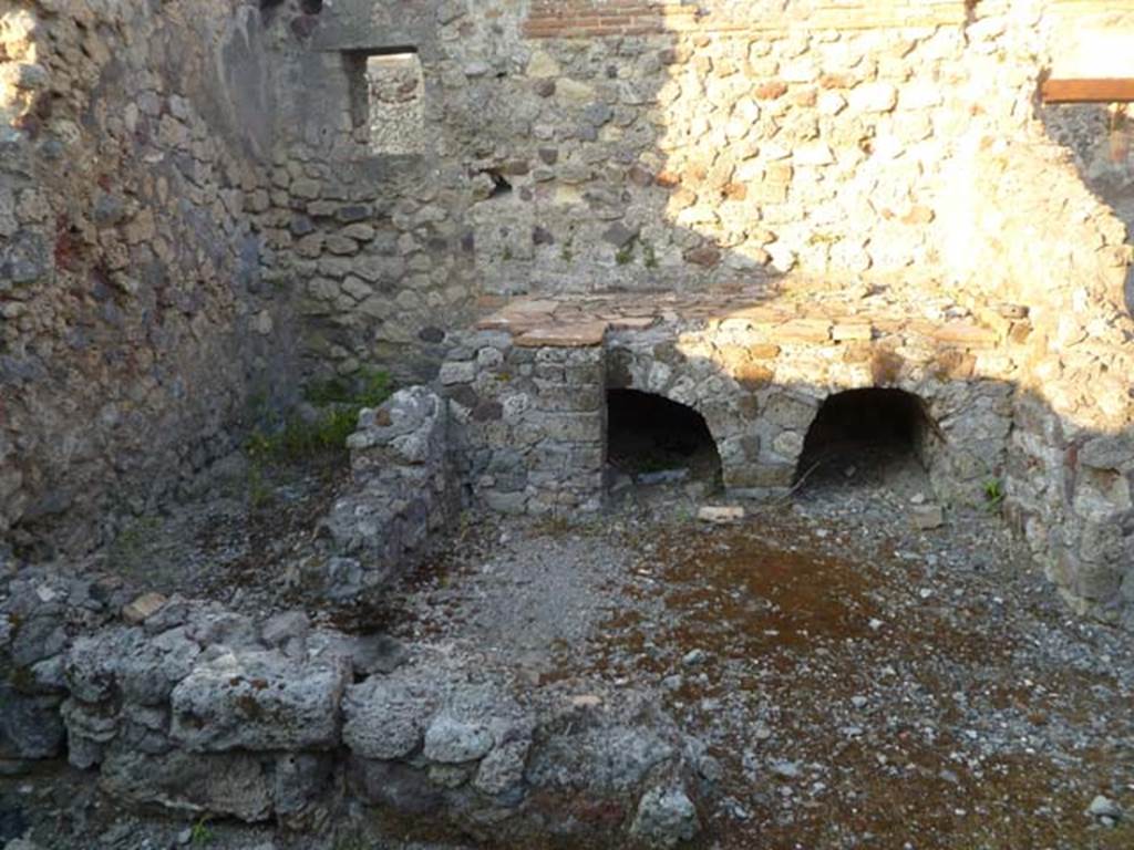 VI.2.16 Pompeii. May 2011. East wall of kitchen area, with window overlooking Vicolo di Modesto.