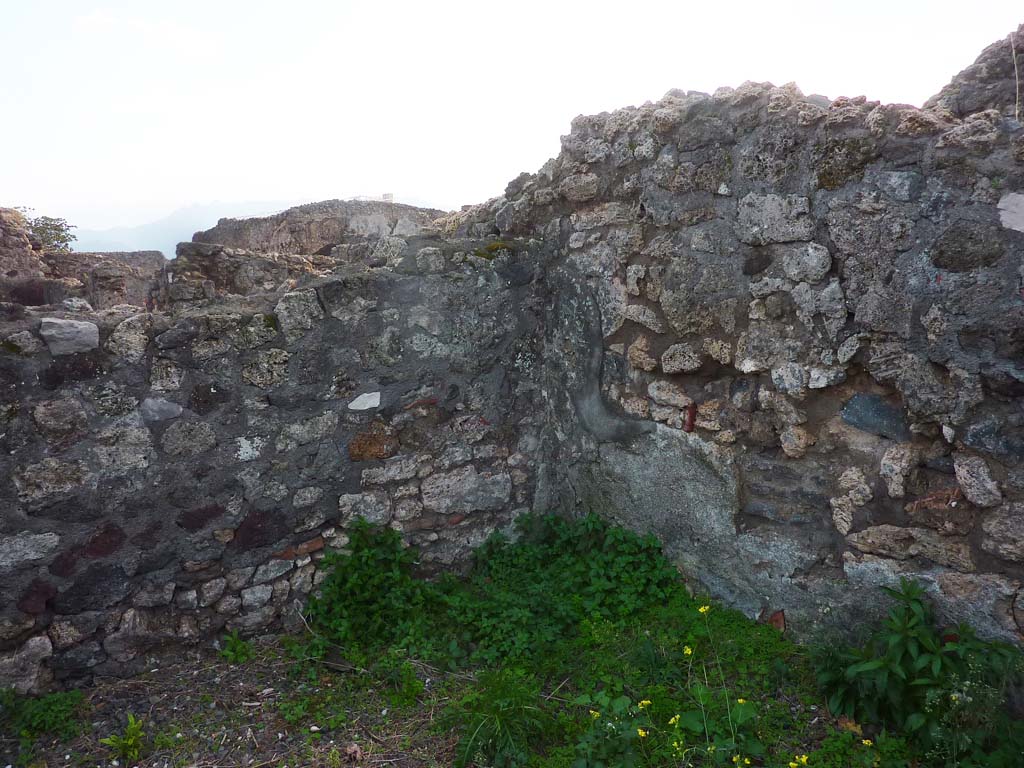 VI.5.9 Pompeii. November 2021. Looking towards south wall and south-west corner of triclinium. Photo courtesy of Hlne Dessales.