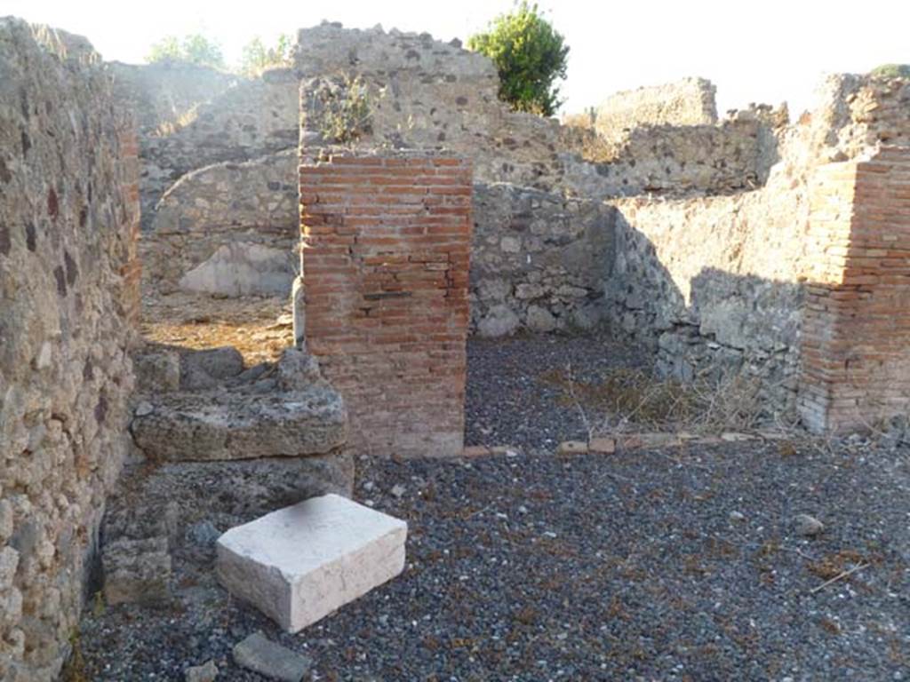 VI.5.19 Pompeii. May 2011. Looking north from atrium (of VI.5.19) towards a doorway with steps leading to room linking into VI.5.9.