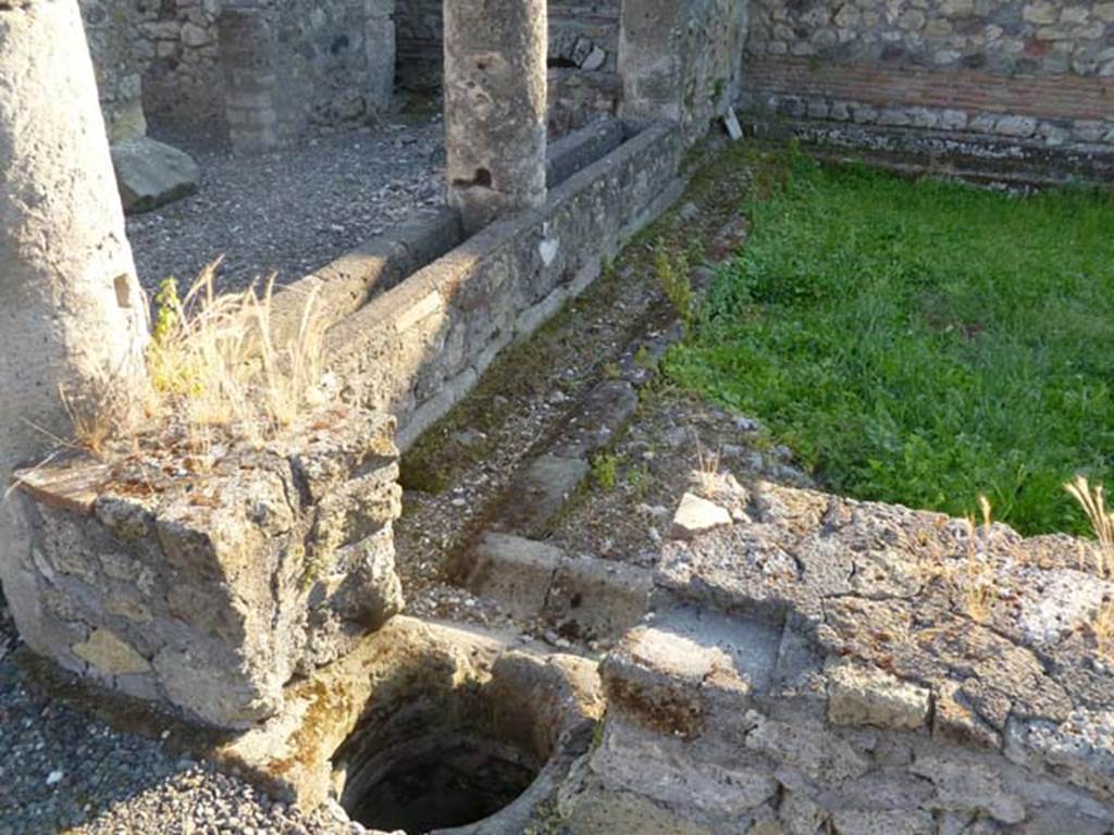 VI.5.10 Pompeii. May 2011. Looking west from south-east corner of peristyle. 