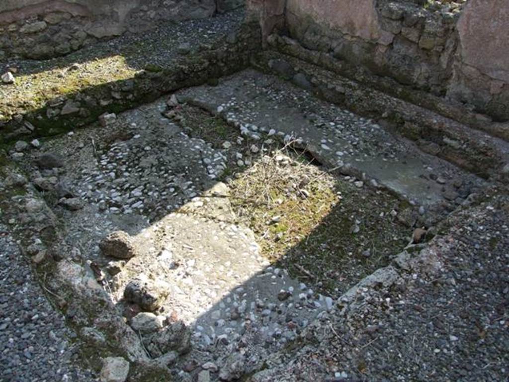 VI.5.17 Pompeii. March 2009.  Atrium area.  According to Fiorelli this area was cultivated as a garden, but a later study shows this as “a pebbled pavement enclosed by a badly damaged low wall”.  Jashemski suggested that the low wall may have had a planting space in the top.  See Jashemski, W. F., 1993. The Gardens of Pompeii, Volume II: Appendices. New York: Caratzas. (p.126).