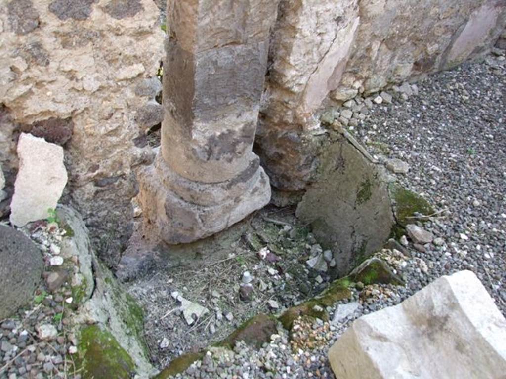 VI.5.17 Pompeii.  March 2009. Rear view of base of Etruscan column, looking south.