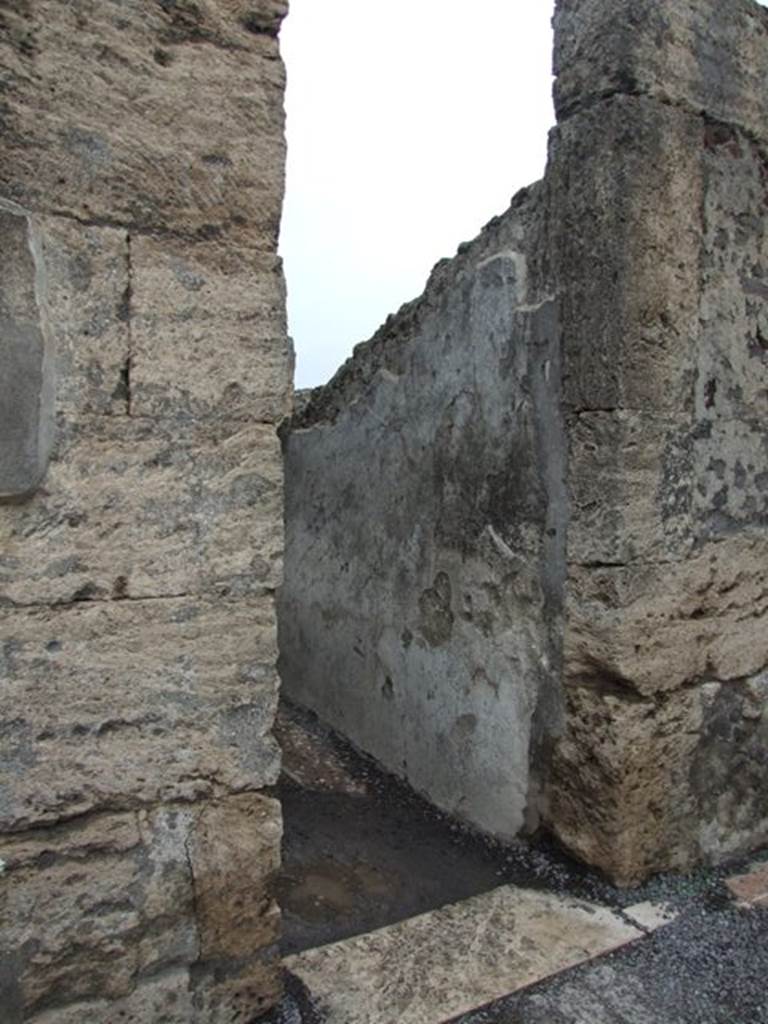 VI.6.1 Pompeii. December 2007. Doorway to room 7, a corridor on east side of  tablinum.