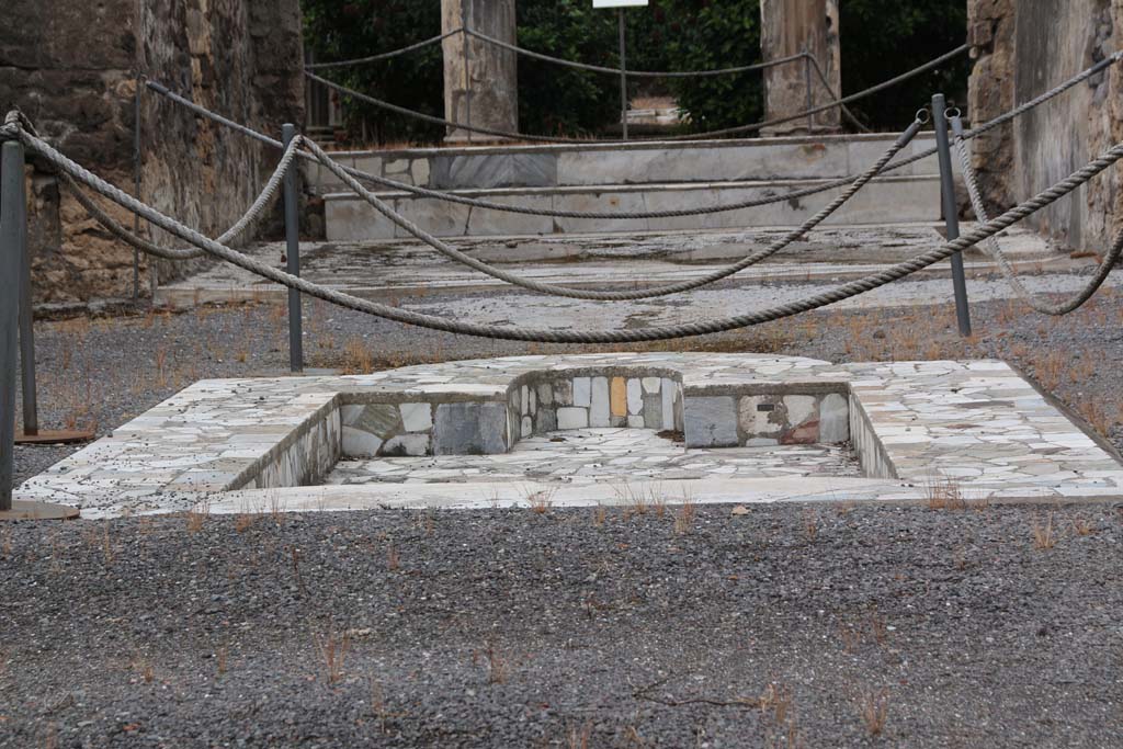 VI.6.1 Pompeii. April 2014. Looking north across impluvium towards tablinum. Photo courtesy of Klaus Heese.