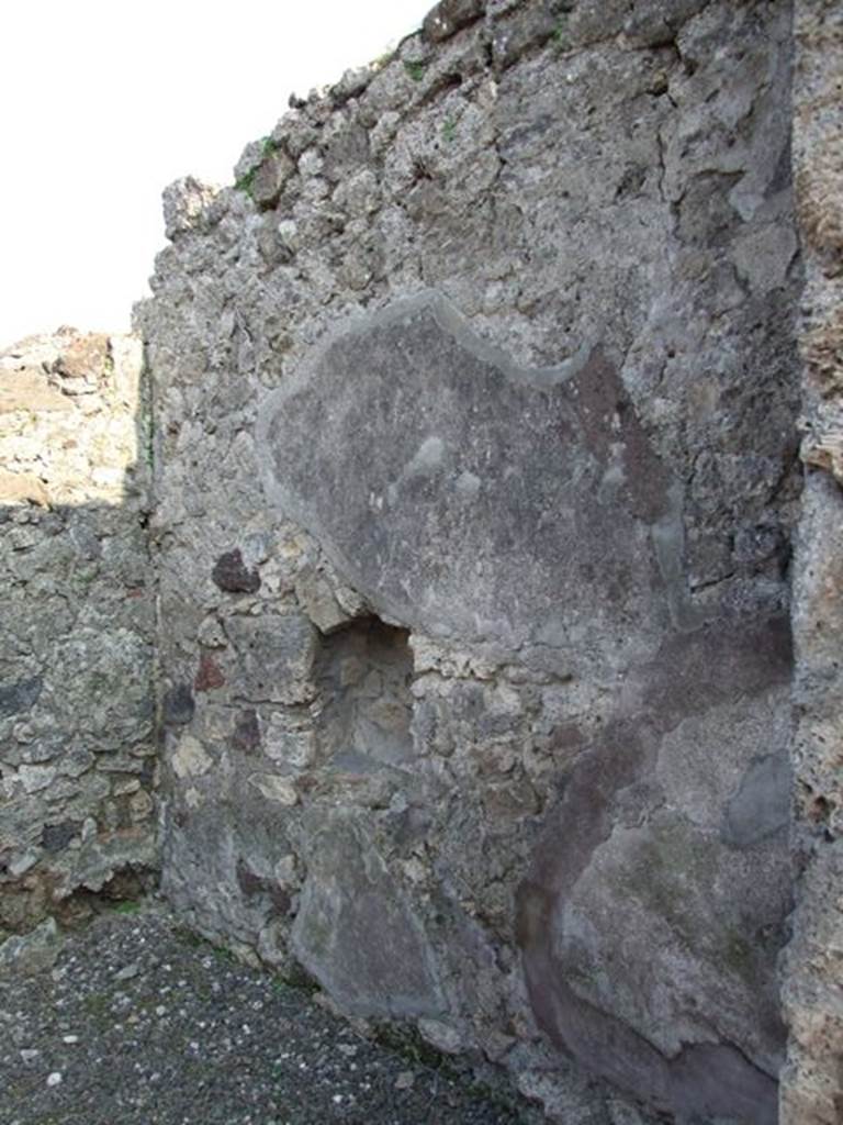 VI.7.6 Pompeii.  March 2009.  Room 13. South wall with niche.

