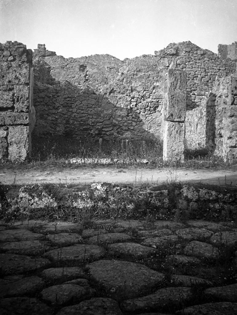 VI.7.13/14 Pompeii. W.1307. Façade on Via Mercurio.
Photo by Tatiana Warscher. Photo © Deutsches Archäologisches Institut, Abteilung Rom, Arkiv. 
