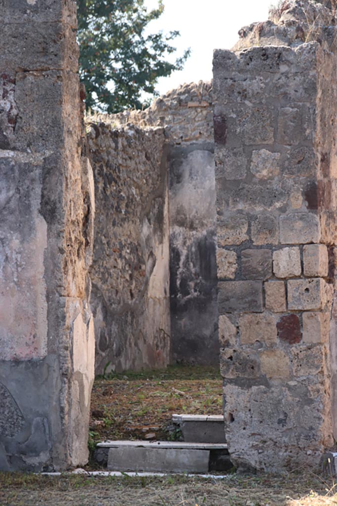 VI.7.20 Pompeii. October 2022. 
Doorway to oecus in south-west corner of atrium. Photo courtesy of Klaus Heese. 
