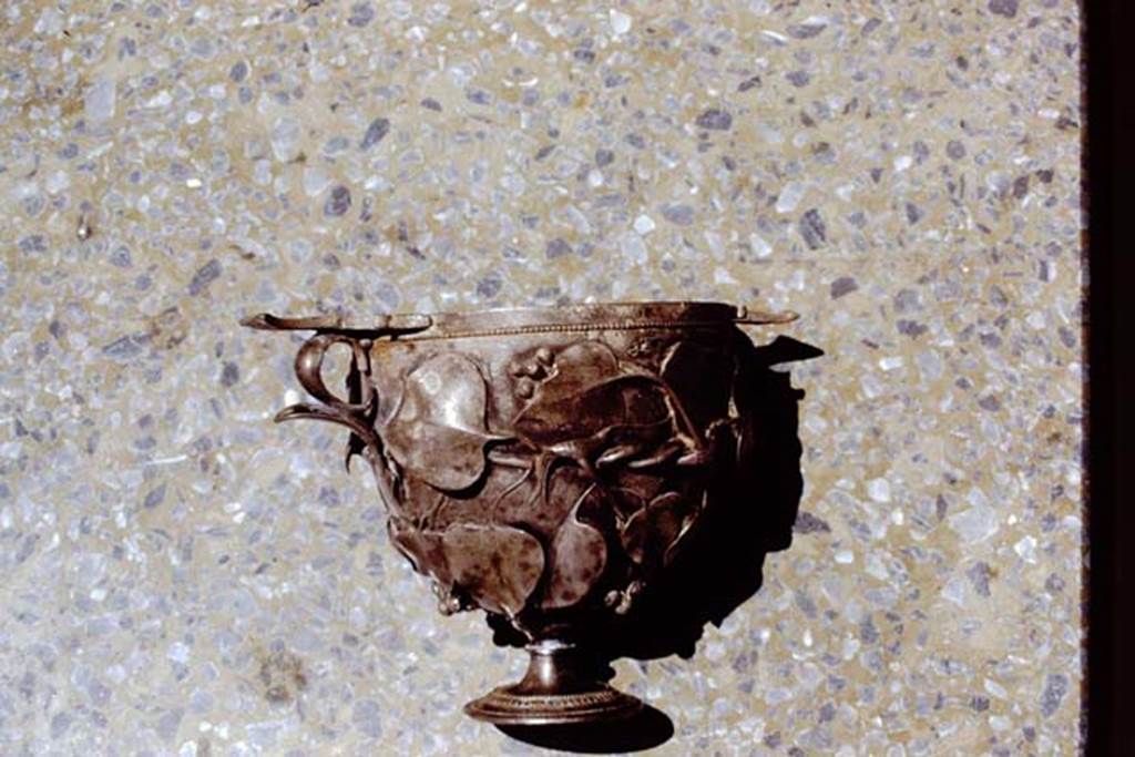 VI.7.20 Pompeii. 1971. Silver cup with horizontal and ring handles, decorated with a pattern of ivy leaves. Now in Naples Archaeological Museum. Inventory number 25377.
Photo by Stanley A. Jashemski.
Source: The Wilhelmina and Stanley A. Jashemski archive in the University of Maryland Library, Special Collections (See collection page) and made available under the Creative Commons Attribution-Non Commercial License v.4. See Licence and use details.
J71f0270
