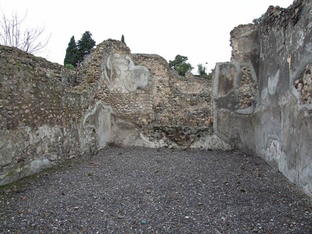 VI.7.20 Pompeii. December 2006. Looking north across triclinium from north portico of peristyle.