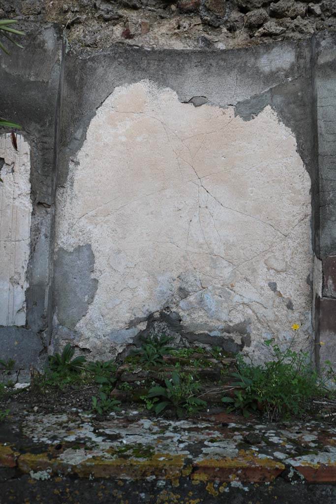 VI.7.20 Pompeii. December 2018. 
Detail of plaster on shrine against rear west wall of peristyle. Photo courtesy of Aude Durand.
