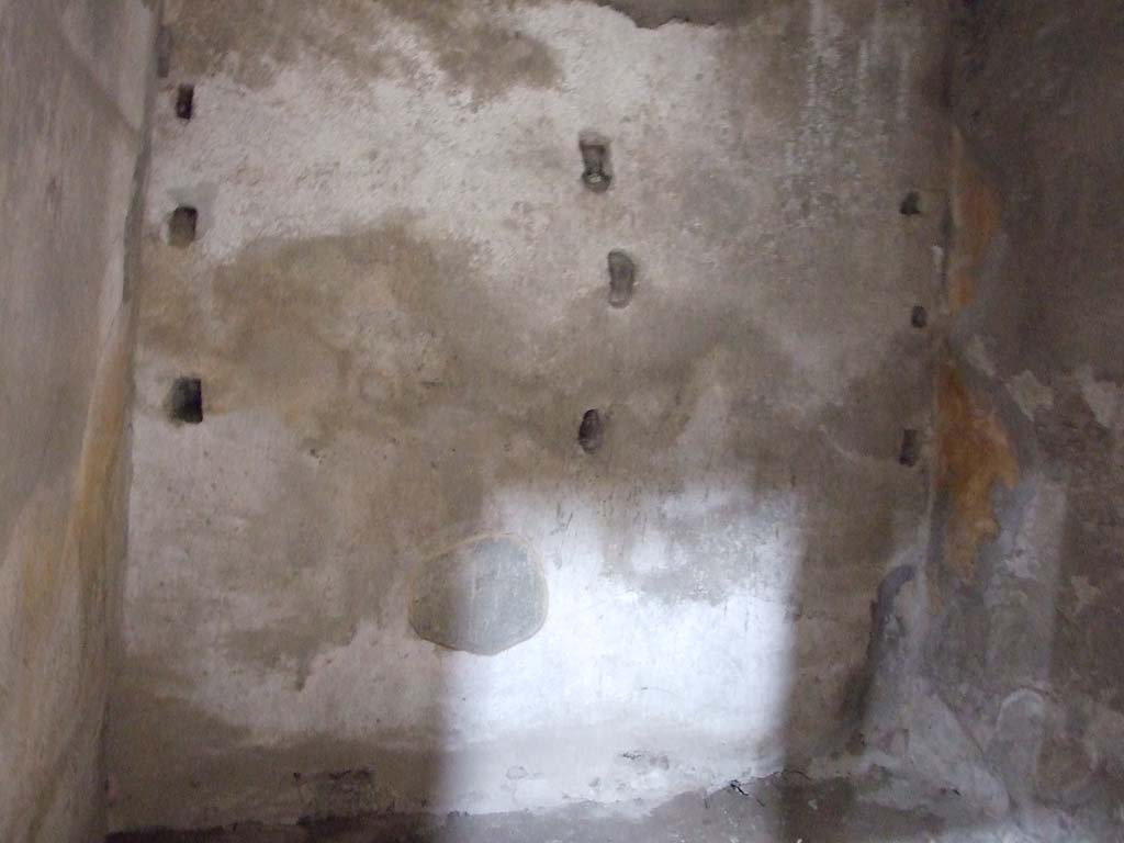 VI.8.5 Pompeii. March 2009. 
Room 8, storeroom with site of shelving on west wall. This wall appeared to have traces of remaining white plaster.
