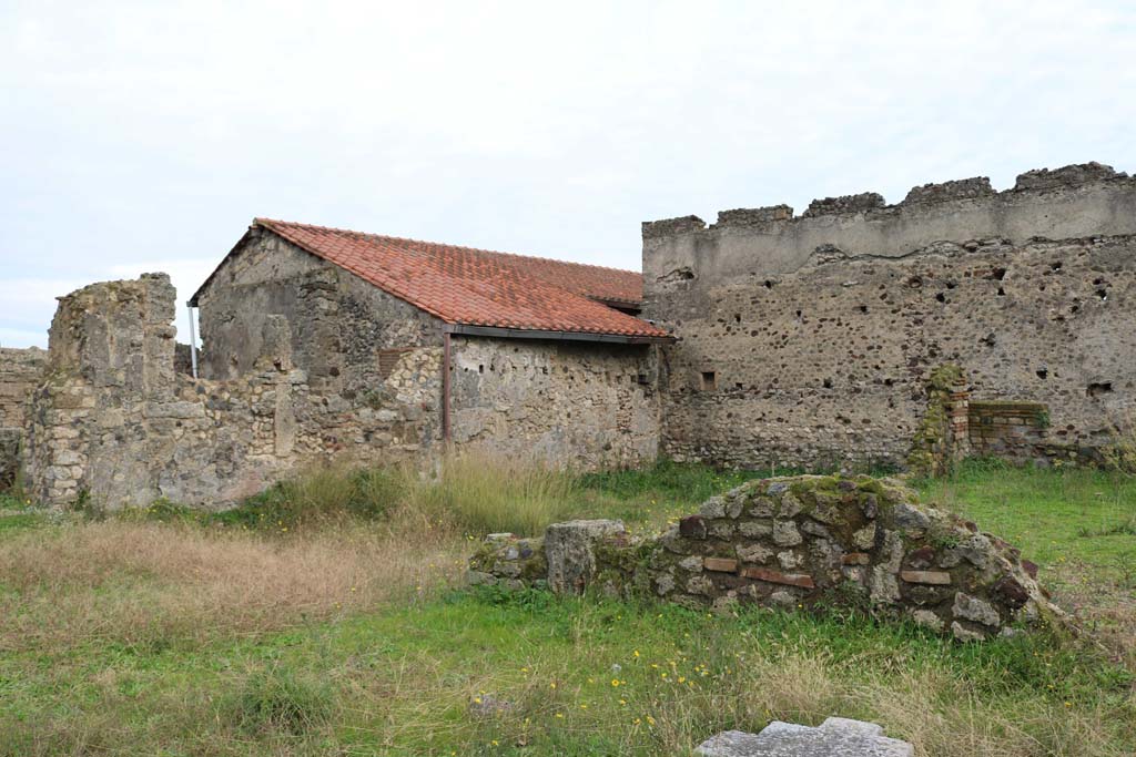 VI.9.1, Pompeii. December 2018. Looking south-east to the site of the L-shaped garden, room 18. Photo courtesy of Aude Durand.