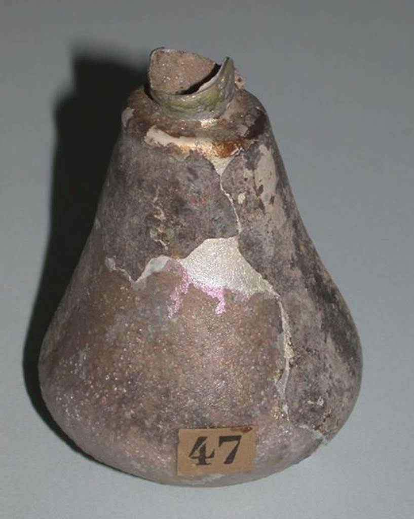 VI.9.1 Glass perfume bottle, view 1. Height 0.072m, diameter 0.048m.  OA 2800 Balsamaire, muse Cond, photo RMN  R.G. Ojeda