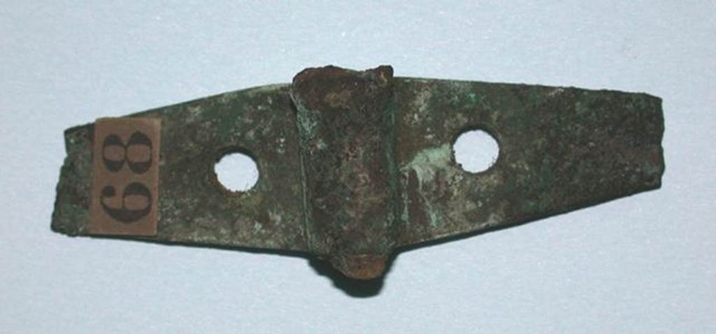 VI.9.1 Bronze furniture hinge, view 1. Length 0.054m.  OA 2801 Elment de mobilier : charnire, muse Cond, photo RMN  R.G. Ojeda