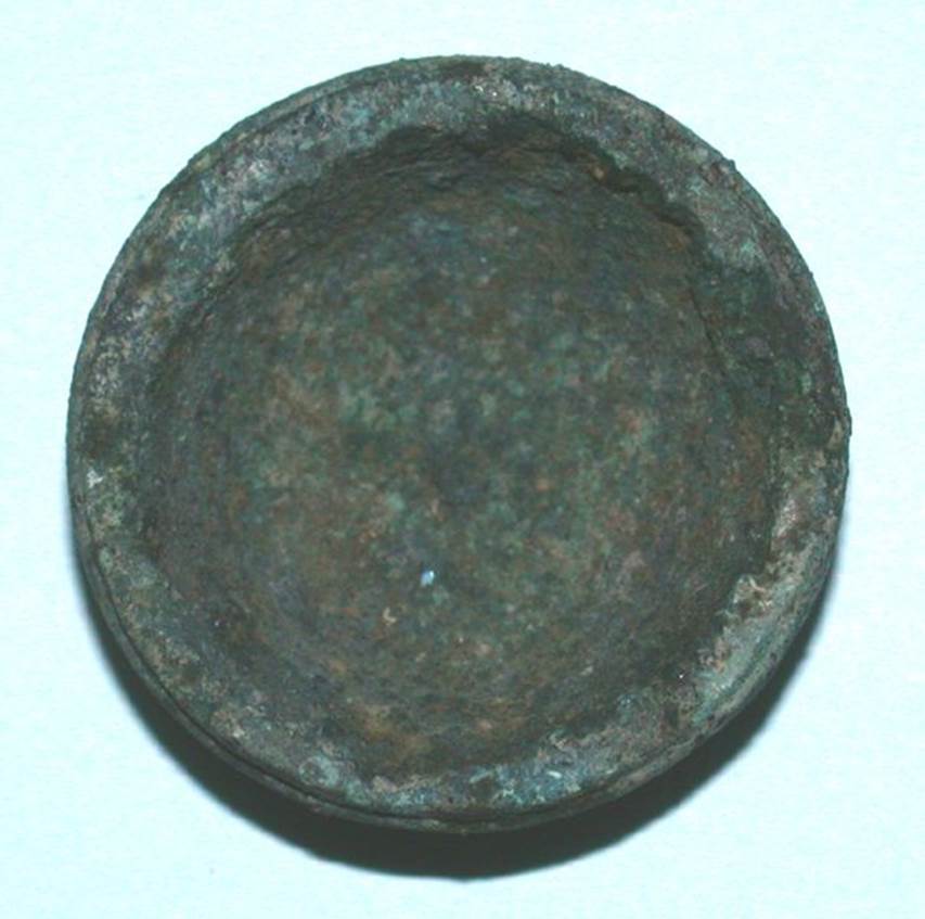 VI.9.1 Bronze foot.  Height 0.015m, diameter 0.03m.  OA 2803b Element de mobilier : trois bases, muse Cond, photo RMN  R.G. Ojeda