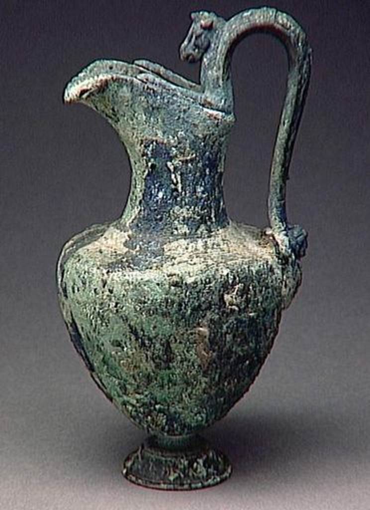 VI.9.1 Bronze jug.  Height 0.21m.  OA 1151 Cruche  embouchure oblique en fer  cheval, muse Cond, photo RMN  R.G. Ojeda