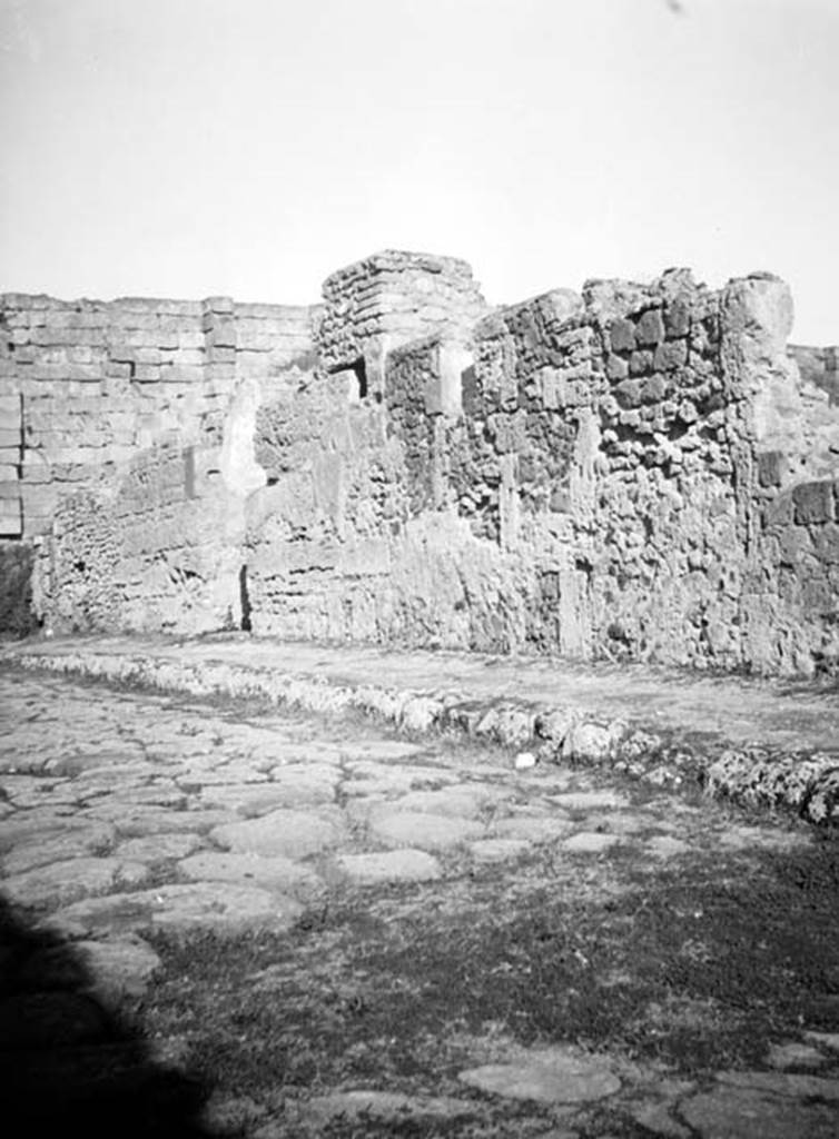 VI.9.1 Pompeii. W649 Façade on Via Mercurio, looking north-east.
Photo by Tatiana Warscher. Photo © Deutsches Archäologisches Institut, Abteilung Rom, Arkiv. 
According to Pagano and Prisciandaro, by July 1839 on the wall to the right of the entrance doorway, between VI.9.1 and VI.9.2, many inscriptions had been found. 
According to Avellino, on 29th July 1839 the artist Piedimonte went to the excavations to cut the plaster from the walls. 

Bilius     [CIL IV 1333]
Iun(iae) Primae     [CIL IV 1333a]
Verna Vernionis / Secundus / Secundus    [CIL IV 1334]
Antonius Rustio s(alutem)     [CIL IV 1335]
Phosphor tuis / Choreis     [CIL IV 1336]
Phosphor tuis C(h)ore(i)s ASVMA[3]     [CIL IV 1337]
Restituta tuis choreis     [CIL IV 1338]
Memor    [CIL IV 1339]
Acaccia    [CIL IV 1339a]
Iulius Quintus     [CIL IV 1340] 
Restituta tuis chorei[s]      [CIL IV 1341]
Veteri     [CIL IV, 1342]
Quintinus     [CIL IV, 1343]
OPIIVALI[3]RL[3] / Pla[       [CIL IV, 1343a]
Amantes [        [CIL IV, 1344]
Severus / Severus     [CIL IV, 1345]
Ebeittuis / Egrotene Soip / [3]hats[       [CIL IV, 1345a]
C(aius) Vinif()       [CIL IV, 1346]
Felices homines va(lete) / felices       [CIL IV, 1347]
Sabinus / desvino      [CIL IV, 1348]
"GR"        [CIL IV, 1348a]
"GR"        [CIL IV, 1348b]
Pompeianus      [CIL IV, 1349]
Pompeianus      [CIL IV, 1350] 
Reiners / in quid      [CIL IV, 1351]
Successus     [CIL IV, 1352]
Mil() modu()     [CIL IV, 1352a]
Elene     [CIL IV, 1352b]
Nyptae / [3] Tyche     [CIL IV, 1352c]
Cum lub()      [CIL IV, 1353]
Quibus nomini pi      [CIL IV, 1353a] 
Anti[3] et Successus Amphioni     [CIL IV, 1353b] 
Tuis / cum       [CIL IV, 1353c]
Commun[        [CIL IV, 1353d]
Niaereidi         [CIL IV, 1353e] 
Bonum faustum felix       [CIL IV, 1354]
Sucess{t}us       [CIL IV, 1355]
Primigeni Felixs(!) et Opport[       [CIL IV, 1356]
Primig(e)nies felix     [CIL IV, 1357] 
Rixa    [CIL IV, 1358]
Vestalis     [CIL IV, 1359]
"GR"     [CIL IV, 1360] 
Xantus / [        [CIL IV, 1361]
Psyce        [CIL IV, 1362]
Einus / sec()      [CIL IV, 1362a]
Antus // "GR"     [CIL IV, 1363] 
Mammi Veti RRI        [CIL IV, 1363a]
Ampliatus / Marcus       [CIL IV, 1363b]
Myrtale      [CIL IV, 1363c] 
Nomina Nycihi(?) / Genic(a)e / Thetic(a)e(?) / Dotic(a)e Patagricae / Onomastic(a)e Onagricae / Phyrric(a)e / Byxantic(a)e / Cretic(a)e / Dymastic(a)e / Gymnic(a)e / Chizecae        [CIL IV, 1364]
Hermes / hostis / Bena[      [CIL IV, 1365]

See Pagano, M. and Prisciandaro, R., 2006. Studio sulle provenienze degli oggetti rinvenuti negli scavi borbonici del regno di Napoli. Naples: Nicola Longobardi. (p.155)
See PAH III, 152
See Avellino, F.M., 1841. Osservazioni sopra alcune iscrizioni e disegni graffite sulla mura di Pompei. Naples: St. Reale.
See Epigraphik-Datenbank Clauss/Slaby (See www.manfredclauss.de)

.  
