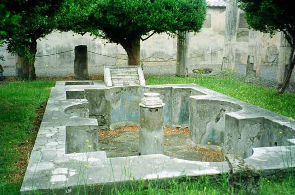 VI.9.2 Pompeii. May 2010. Peristyle garden 17, pool 18 and fountain 19. Photo courtesy of Rick Bauer.