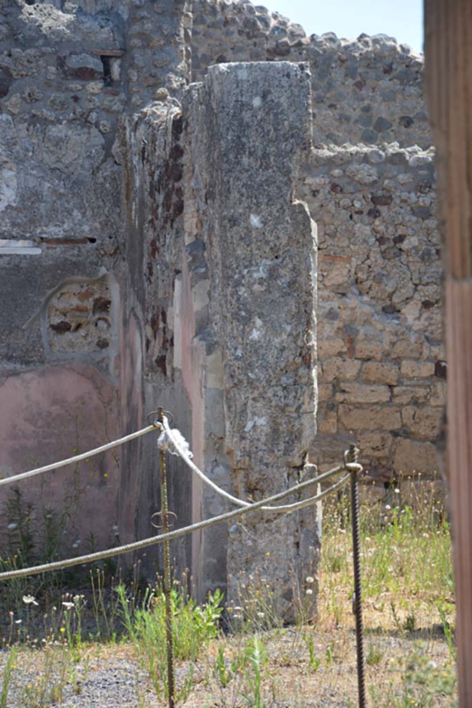 VI.9.2/13 Pompeii. July 2017. 
Looking east towards pilaster in atrium on south side of tablinum 8.
Foto Annette Haug, ERC Grant 681269 DÉCOR.
