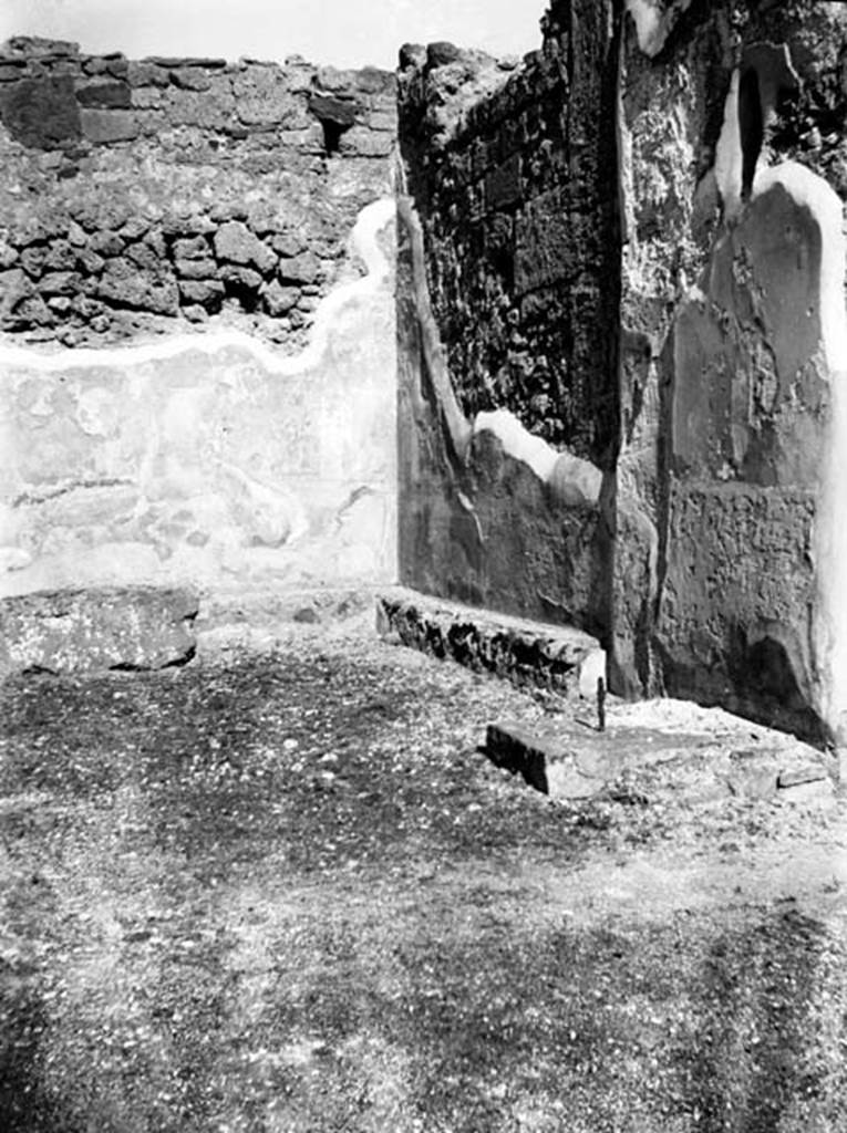 231525 Bestand-D-DAI-ROM-W.839.jpg
VI.9.6 Pompeii. W.839. Room 11, north-east corner of ala with arca or chest base, from room 3, the atrium.
Photo by Tatiana Warscher. Photo © Deutsches Archäologisches Institut, Abteilung Rom, Arkiv. 

