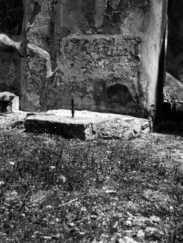 231045 Bestand-D-DAI-ROM-W.790.jpg
VI.9.6 Pompeii. W.790. Room 11, south end of east wall, with money chest base in north-east corner of atrium.
Photo by Tatiana Warscher. Photo © Deutsches Archäologisches Institut, Abteilung Rom, Arkiv. 

