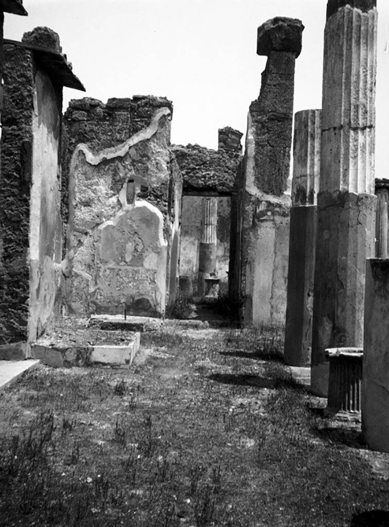 VI.9.6 Pompeii. W.786.  Room 3, looking east along the north side of the atrium towards corridor 10, to pseudo-peristyle.
The doorway to room 12 is on the left with the two money chest bases beyond.
Photo by Tatiana Warscher. Photo © Deutsches Archäologisches Institut, Abteilung Rom, Arkiv. 


